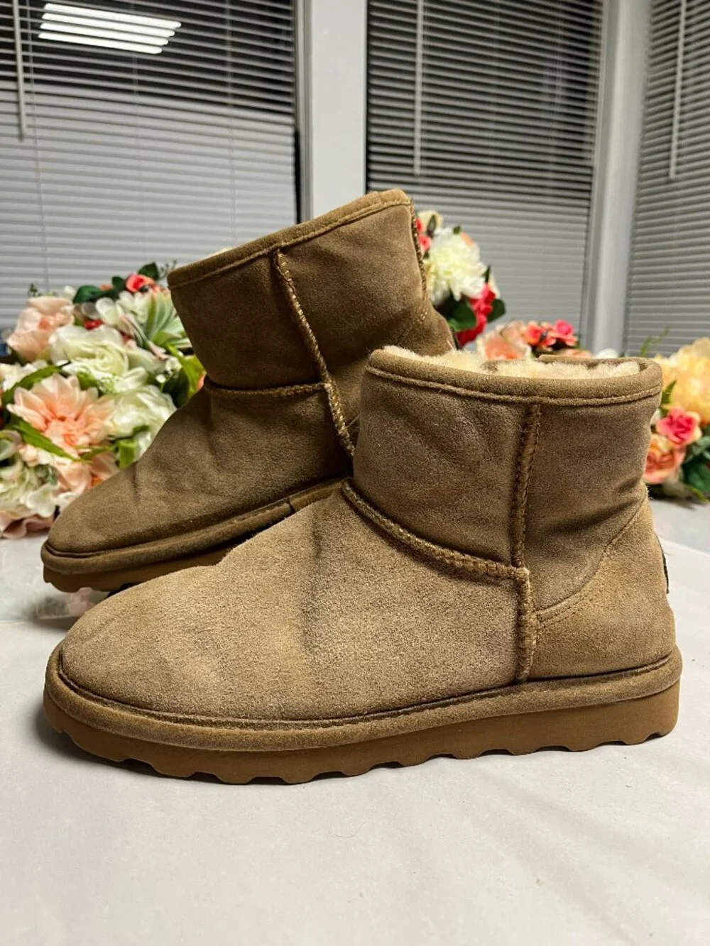BEARPAW Alyssa Women’s Suede Sheepskin Boot Size 9
